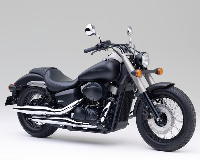 画像: H043 HONDA SHADOW PHANTOM750/SHADOW750/SHADOW750 ABS ■価格:85万3200円(シャドウファントム) 国内唯一のナナハン・クルーザー。マットブラック仕上げのボディカラーに、デュアルテーパードマフラー、ショートハンドルにガンファイターシートなど、武骨さを強く感じさせるボバースタイルが目立つ。