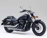 画像: H043 HONDA SHADOW PHANTOM750/SHADOW750/SHADOW750 ABS ■価格:85万3200円(シャドウファントム) 国内唯一のナナハン・クルーザー。マットブラック仕上げのボディカラーに、デュアルテーパードマフラー、ショートハンドルにガンファイターシートなど、武骨さを強く感じさせるボバースタイルが目立つ。