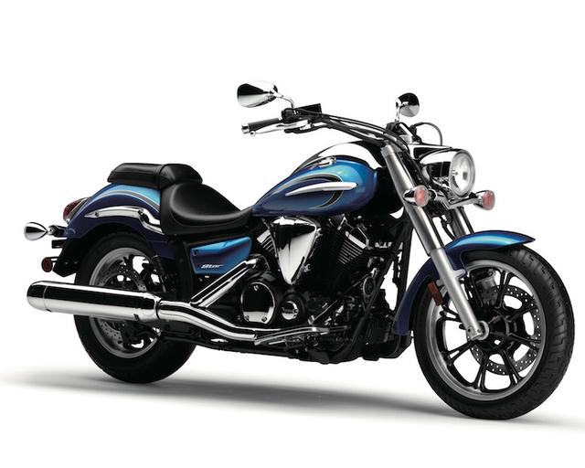画像: Y034 YAMAHA XVS950A ■価格:103万6800円 快適性を備える低く構えたストリームラインにより軽快さを感じられるようにデザインされたミドルクルーザー。950cc空冷Vツインは、バランサーレスのスリムでシンプルな構造が特徴。伸びやかなフィーリングとパルス感が特徴。