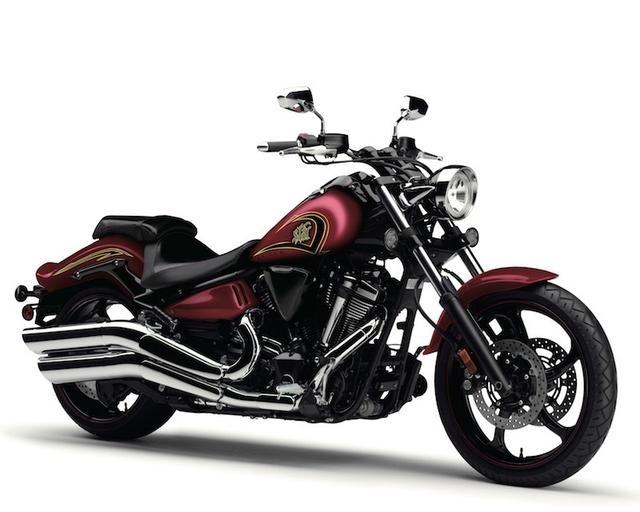 画像: Y030 YAMAHA XV1900CU ■価格:173万8800円/181万2240円(ディープレッドメタリックK) 北米で高い人気を誇るヤマハ製クルーザーの最高峰モデル。まるでカスタムマシンのような長く伸びたフロントフォークと極太のリヤタイヤなどの造形美だ。力強い空冷Vツインエンジンの豪快な加速感も魅力。フレームはアルミ製。