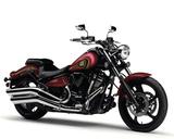 画像: Y030 YAMAHA XV1900CU ■価格:173万8800円/181万2240円(ディープレッドメタリックK) 北米で高い人気を誇るヤマハ製クルーザーの最高峰モデル。まるでカスタムマシンのような長く伸びたフロントフォークと極太のリヤタイヤなどの造形美だ。力強い空冷Vツインエンジンの豪快な加速感も魅力。フレームはアルミ製。