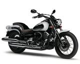 画像: Y035 YAMAHA DRAGSTAR400 ■価格:78万1920円 ロング&ローダウンフォルム、クロームメッキを多用した仕上げ、クラス唯一の空冷Vツインエンジンで人気のロングセラー。2016年モデルで誕生20年記念の新色・ブルーイッシュホワイトパール1を追加。