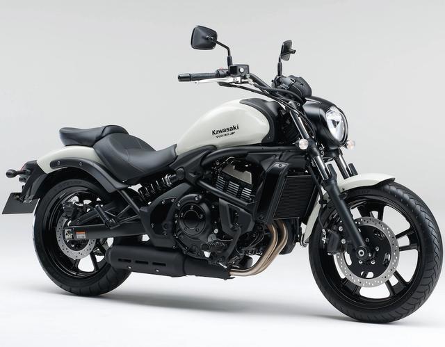 画像: K025 KAWASAKI VULCAN S/ABS ■価格:77万40円/82万800円(ABS) 搭載されるコンパクトな649cc水冷並列2気筒エンジンは、カワサキER-6シリーズがベース。フレーム、リアサス、スイングアームが前方から後ろに向かって流れる伝統のバルカンラインを受け継いだ個性的なスタイリングだ。