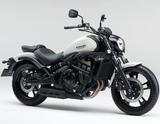 画像: K025 KAWASAKI VULCAN S/ABS ■価格:77万40円/82万800円(ABS) 搭載されるコンパクトな649cc水冷並列2気筒エンジンは、カワサキER-6シリーズがベース。フレーム、リアサス、スイングアームが前方から後ろに向かって流れる伝統のバルカンラインを受け継いだ個性的なスタイリングだ。