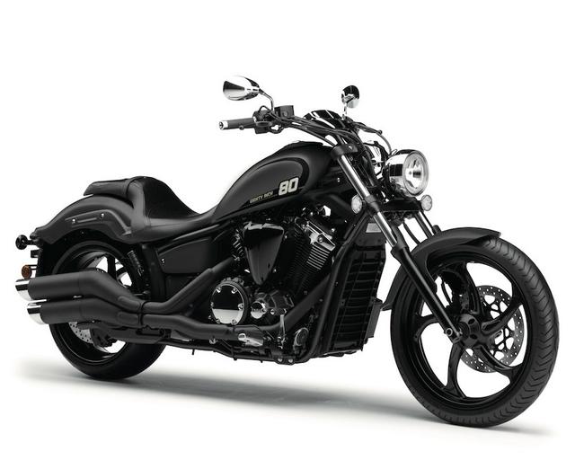 画像: Y032 YAMAHA XVS1300CU ■価格:124万2000円 リヤから上方に伸びるボディラインをヘッドライト部で押し下げ、抑圧をシンボライズした「Lunging Movement」をコンセプトにデザイン。1304cc水冷Vツインはパルス感溢れるフィーリングと優れた動力性能を両立させる。