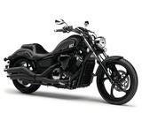 画像: Y032 YAMAHA XVS1300CU ■価格:124万2000円 リヤから上方に伸びるボディラインをヘッドライト部で押し下げ、抑圧をシンボライズした「Lunging Movement」をコンセプトにデザイン。1304cc水冷Vツインはパルス感溢れるフィーリングと優れた動力性能を両立させる。