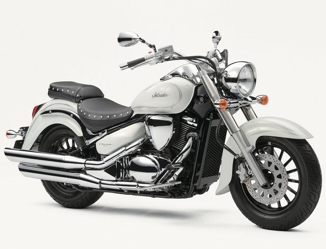 画像: S032 SUZUKI INTRUDER400CLASSIC CAST ■価格:88万5600円 「クルーザーの品格ある造形美」という不変のコンセプトを持つイントルーダー。古典的スタイルだが、水冷Vツインエンジンやリンクタイプのリアサスなど、現代的メカニズムを採用して優れた走りを実現。