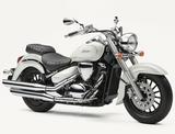 画像: S032 SUZUKI INTRUDER400CLASSIC CAST ■価格:88万5600円 「クルーザーの品格ある造形美」という不変のコンセプトを持つイントルーダー。古典的スタイルだが、水冷Vツインエンジンやリンクタイプのリアサスなど、現代的メカニズムを採用して優れた走りを実現。