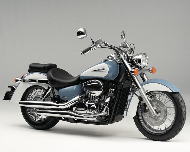 画像: H045 HONDA SHADOW CLASSIC400 ■価格:81万円〜84万2400円 排気量を感じさせない風格のあるスタイリングと、全域で優れたドライバビリティを実現するを水冷Vツインが魅力。2008年以来、カラーの変更も行われていないロングセラー。
