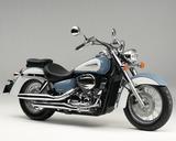 画像: H045 HONDA SHADOW CLASSIC400 ■価格:81万円〜84万2400円 排気量を感じさせない風格のあるスタイリングと、全域で優れたドライバビリティを実現するを水冷Vツインが魅力。2008年以来、カラーの変更も行われていないロングセラー。