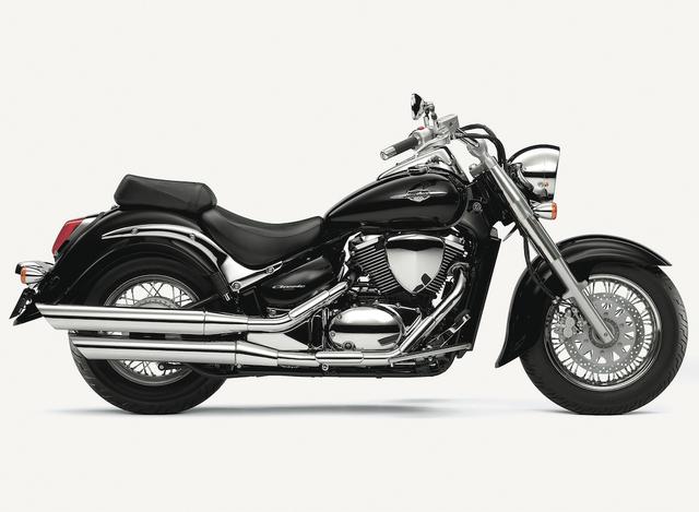 画像: S031 SUZUKI INTRUDER400CLASSIC ■価格:85万3200円 「クルーザーの品格ある造形美」という不変のコンセプトを持つイントルーダー。古典的スタイルだが、水冷Vツインエンジンやリンクタイプのリアサスなど、現代的メカニズムを採用して優れた走りを実現。