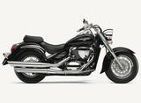 画像: S031 SUZUKI INTRUDER400CLASSIC ■価格:85万3200円 「クルーザーの品格ある造形美」という不変のコンセプトを持つイントルーダー。古典的スタイルだが、水冷Vツインエンジンやリンクタイプのリアサスなど、現代的メカニズムを採用して優れた走りを実現。