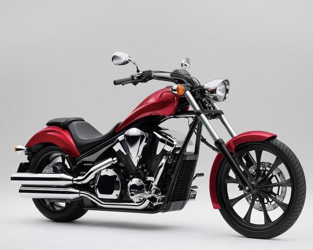 画像: H042 HONDA VT1300CX ■価格:140万4000円 メーカー製とは思えない大胆なプロポーションを特徴とするハイネッククルーザー。パワーにこだわらず、低速からのトルク感や鼓動感を大切にする1312cc水冷Vツインがもたらす走りは実にテイスティ。