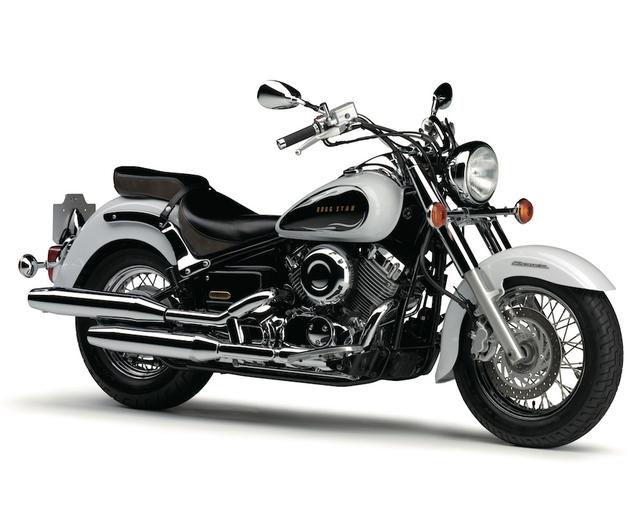 画像: Y036 YAMAHA DRAGSTAR CLASSIC400 ■価格:82万2960円 DS400をベースにクラシカルなデザインを与えられ、随所にクロームパーツを多用して重厚感を演出。2016年モデルではDSシリーズ誕生20年記念の新色=ブルーイッシュホワイトパール1が追加された。