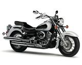 画像: Y036 YAMAHA DRAGSTAR CLASSIC400 ■価格:82万2960円 DS400をベースにクラシカルなデザインを与えられ、随所にクロームパーツを多用して重厚感を演出。2016年モデルではDSシリーズ誕生20年記念の新色=ブルーイッシュホワイトパール1が追加された。