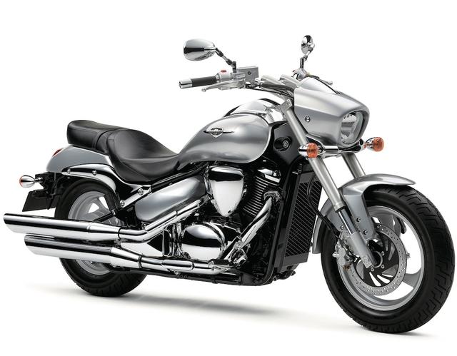画像: S030 SUZUKI BOULEVARD400 ■価格:86万4000円 M109を彷彿とさせるビキニカウルや倒立フロントフォークなど、ハイパフォーマンスな装備が目を引く、400ccクルーザーで最もスポーティな走りが特徴の1台だ。