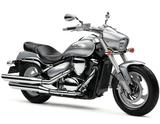 画像: S030 SUZUKI BOULEVARD400 ■価格:86万4000円 M109を彷彿とさせるビキニカウルや倒立フロントフォークなど、ハイパフォーマンスな装備が目を引く、400ccクルーザーで最もスポーティな走りが特徴の1台だ。