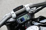 画像: メーター周りはハイテクなラグジュアリーモデルなだけにかなりシンプルな印象。最近のDUCATIではお馴染みのTFTカラーディスプレイに情報は集約される。