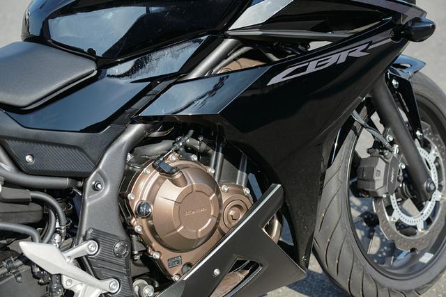 画像: エンジンも含めて全体として良く出来ているバイクだと評する伊藤さん。「構えないで乗れるし、速い。400というより、600っぽさがあるツインエンジンだと思います」