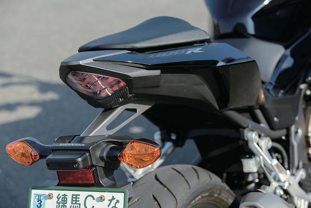 画像: テール周りやチェーンカバーなどにカーボン調のグラフィックを採用。「各部の処理も丁寧で、『ここがちょっとかっこ悪い』と思うようなアラがないのがいいですね」