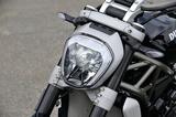 画像: ひと目で特別なモデルと分かるデザインのLEDヘッドライト。法規上の面で残念ながら日本仕様にはデイタイム・ランニング・ライトは採用されていない。