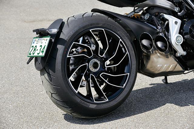 画像: ド迫力のリアタイヤは240/45 ZR17ピレリ製ディアブロ・ロッソⅡ。両モデル同サイズの8.00×17だが、Sは専用デザインの切削ホイールを履く。