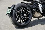 画像: ド迫力のリアタイヤは240/45 ZR17ピレリ製ディアブロ・ロッソⅡ。両モデル同サイズの8.00×17だが、Sは専用デザインの切削ホイールを履く。