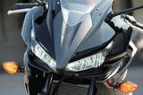 画像: 車輌全体の中でも特に「フロントカウルのデザインがかっこいいですね」と顔周りのフォルムを高評価。LEDデュアルヘッドライトの夜間視認性を試したかった、とも。