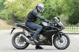 画像1: ■RIDING POSITION シャープな見た目とは裏腹に、快適性を重視した乗車姿勢!