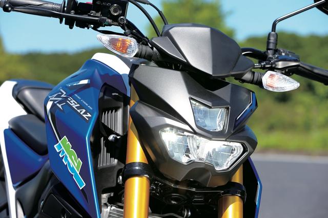 画像: ポジションランプ、その下のヘッドライトともにLEDを採用することで、明るさとコンパクトなマスクを両立。デザインも斬新で個性的。