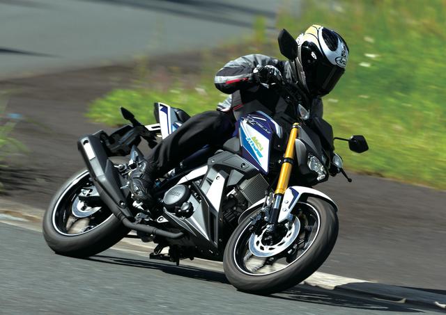 画像: ルックスは独創的だが、YZF-R15ベースだけあって、走りに関してはさすがの完成度。 ライポジには多少の慣れがいるが、軽快で素直なフットワークと十分なパワーを楽しめる。