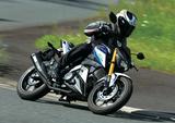 画像: ルックスは独創的だが、YZF-R15ベースだけあって、走りに関してはさすがの完成度。 ライポジには多少の慣れがいるが、軽快で素直なフットワークと十分なパワーを楽しめる。