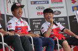 画像: 誰もが驚いた「ウルトラC」、芳賀紀行選手の起用。当日はそのあたりのいきさつから 1996年にコーリン・エドワーズと8耐を制した際の賞金の内訳まで、 会場でしか聞けない裏話がテンコ盛りでした。
