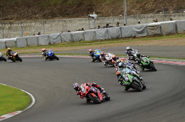 画像: 写真は2016年のSUGO120Milesセミ耐久。鈴鹿8耐はだいたい750Miles耐久です