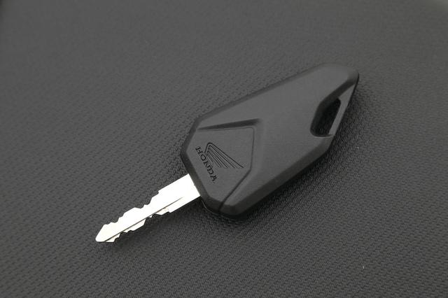 画像: ホンダのオートバイとしては初の「リトラクタブルキー」を採用。ボタンひとつでキーがジャックナイフのように出る仕組みだ。
