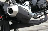 画像: 今回のモデルチェンジで最大の変更点のひとつがこのマフラー。従来のアップタイプからダウンタイプとなり、サイレンサーも6角形タイプのシャープなものに変更されている。