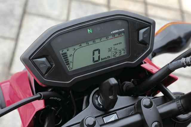 画像: 一体型の大型液晶メーターは基本的に従来型と同様で、バーグラフ式タコメーターなど、視認性に優れたデザインを採用。バックライトはアンバーからブルーに変更された。