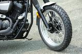 画像: 撮影車両の装着タイヤはブリヂストンの「トレイルウイング101」で、オフロード走行にも対応。指定空気圧は前後共に280kPaとなっている。