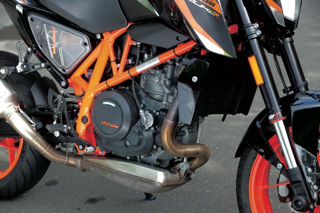 画像: エンジン全面刷新された新世代LC4ユニットは、スタンダードで73HP、「R」で75HPを発揮する。有効パワーバンドが先代より1000rpm拡大され、扱いやすさを大きく増している。