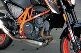 画像: エンジン全面刷新された新世代LC4ユニットは、スタンダードで73HP、「R」で75HPを発揮する。有効パワーバンドが先代より1000rpm拡大され、扱いやすさを大きく増している。