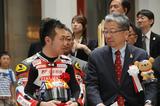 画像: 雄介のとなりは日本郵便(株)代表の横山邦男さん ドえらい大物と談笑してますw