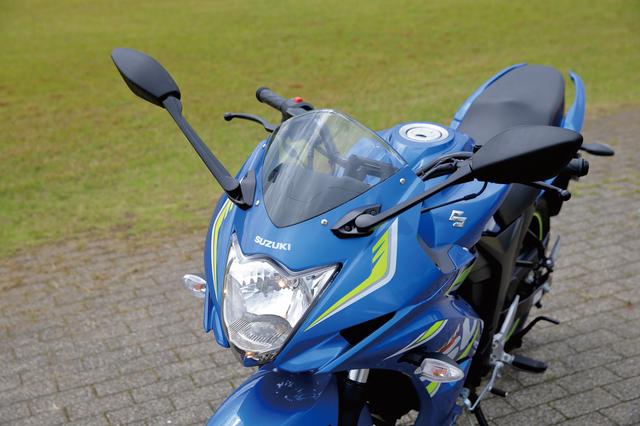 画像: MotoGPカラーをまとっていることも大きいが、フロントマスク、特に特徴的なヘッドライト形状はGSX-Rシリーズを思い起こさせるもの。スズキらしさにあふれたデザインだ。