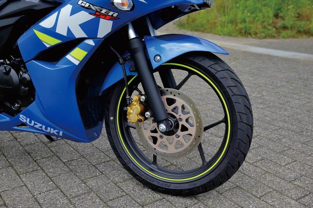 画像: 細身の6本スポークデザインのホイールは、ピンストライプをあしらったスポーティな仕様。このカラーは現地では「スペシャルエディション」として販売されている。