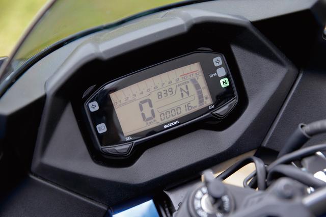 画像: ワンボディの液晶デジタルメーターはネイキッド版のGIXXERと共通のもの。シフトインジケーターやバーグラフ式タコメーターを採用、バックライトはスポーティなレッドだ。