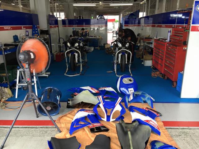 画像: SYNCEDGE4413Racingのライダ-、中本グンのフェイスブックより。武石さん、宗和さんと組みます!