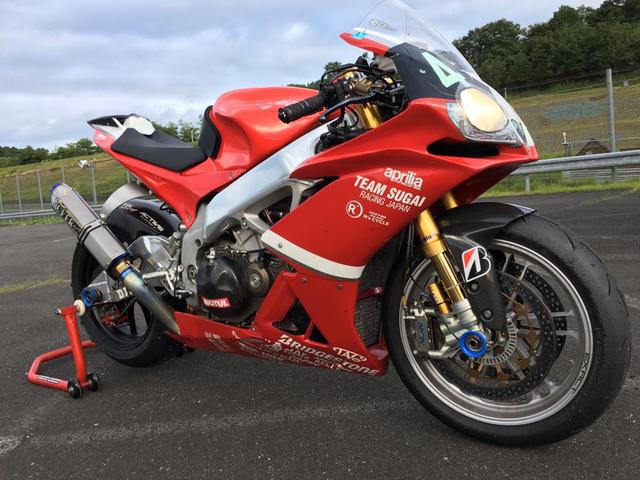 画像: 今シーズンからアプリリアRSV4を駆るチームスガイ 鈴鹿へは第3ライダーの直前のケガで、2人体制で参戦。ナイスガイ須貝、右手の負傷は大丈夫なんでしょうか…