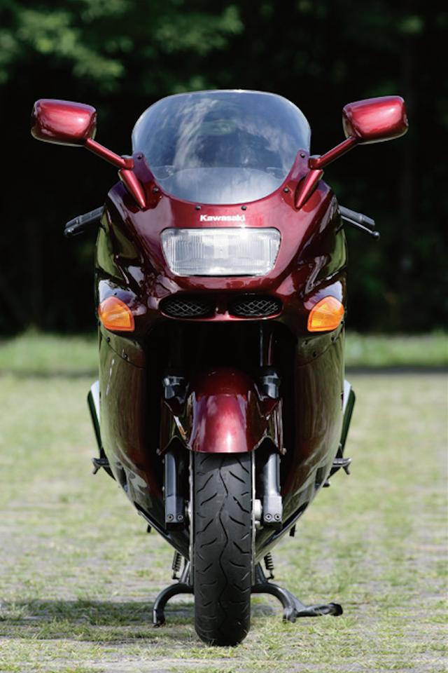画像: ●水冷4スト並列4気筒DOHC4バルブ●1052cc●147PS/10500rpm ●11.2kg-m/8500rpm●2 3 3 k g ●120/70ZR17・180/55ZR17