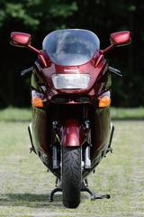 画像: ●水冷4スト並列4気筒DOHC4バルブ●1052cc●147PS/10500rpm ●11.2kg-m/8500rpm●2 3 3 k g ●120/70ZR17・180/55ZR17
