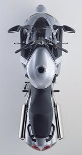 画像: 真上から見ると、ライダーが跨り、ヒザを閉じてヒジを絞ることで、クサビ形ラインが完成するボディワークがよくわかる。