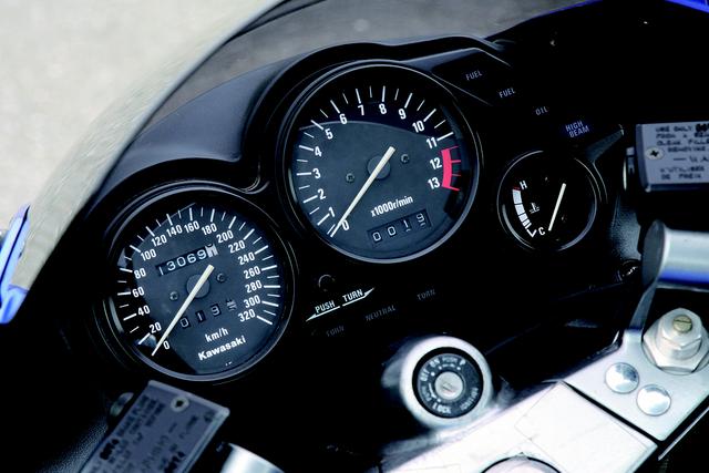 画像: 1万1500回転からレッドゾーンとなるタコメーターを中心に、左に320km/hフルスケールのスピードメーター、右に水温計を配置した。ツアラーらしくツイントリップメーターも装備されていた。